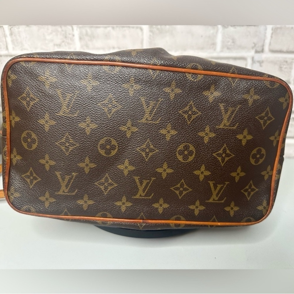 Louis Vuitton Monogram Canvas Palermo PM zip-top closure, detachable strap. - Picture 9 of 12